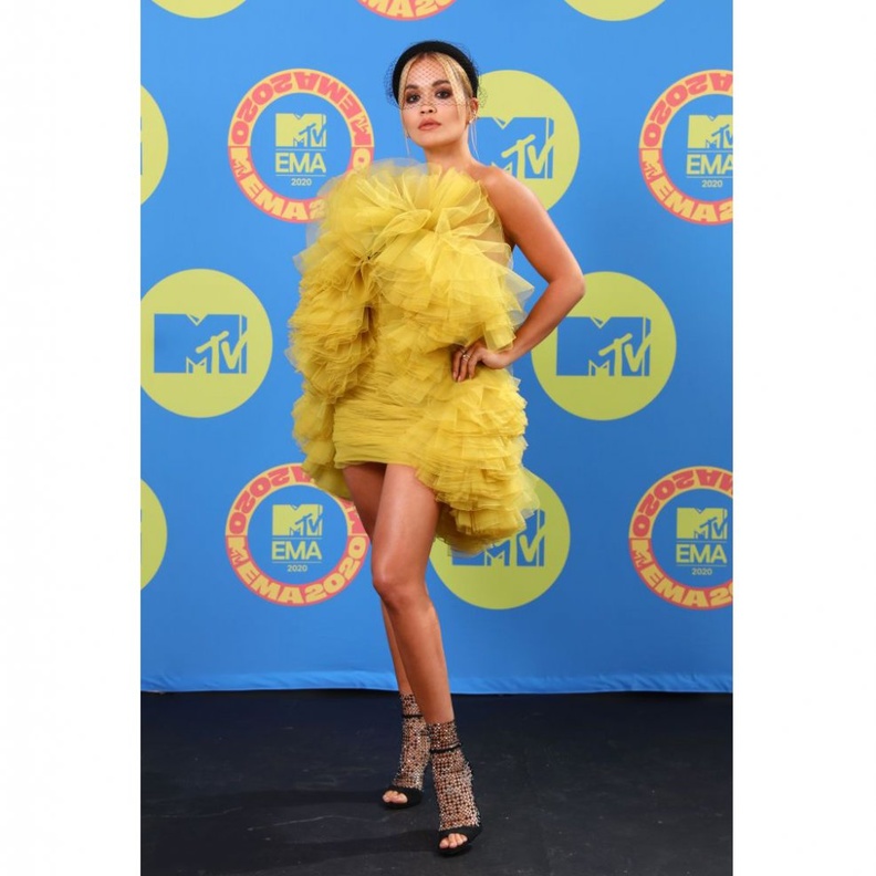 ريتا أورا بدت ساحرة بفستان قصير مصمم من طبقات الكشكش