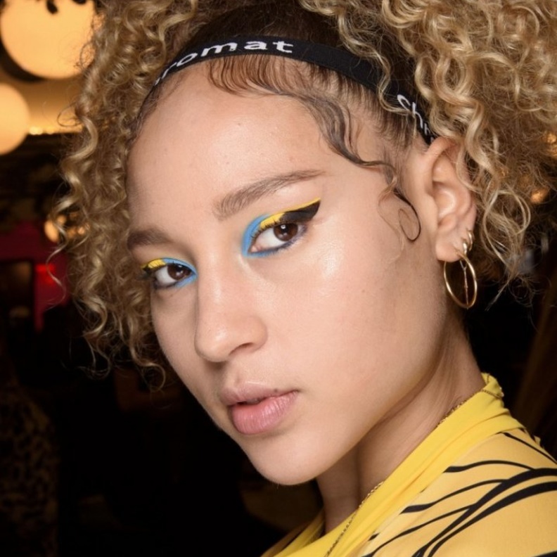احدث رسمات مكياج عيون ملونة وغير مألوفة لشتاء 2021