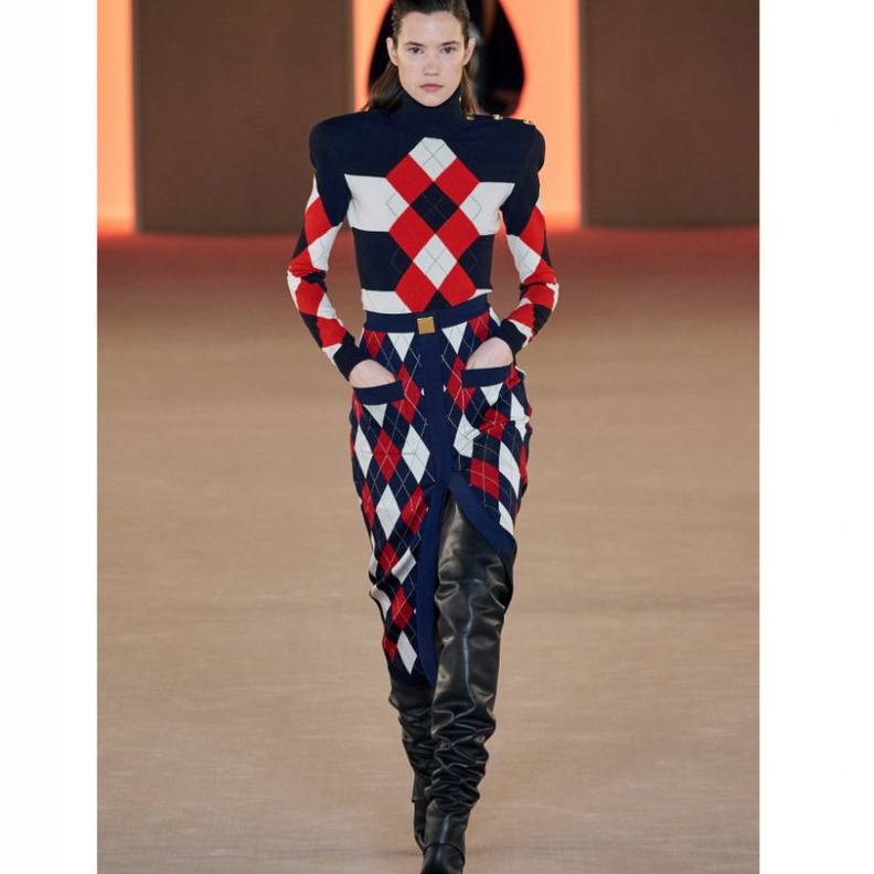 اطلالة كارو من Balmain 