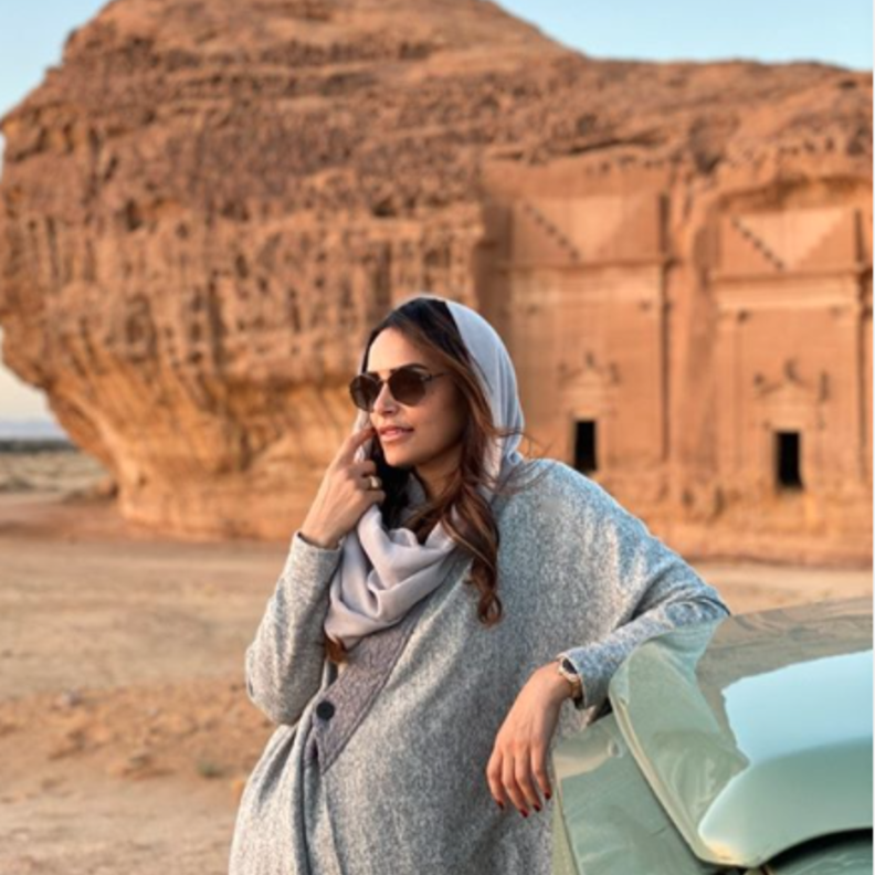  أسلوب عملي ومريح بتصميم العباية الشبابية والمريحة باللون الرمادي الكلاسيكي