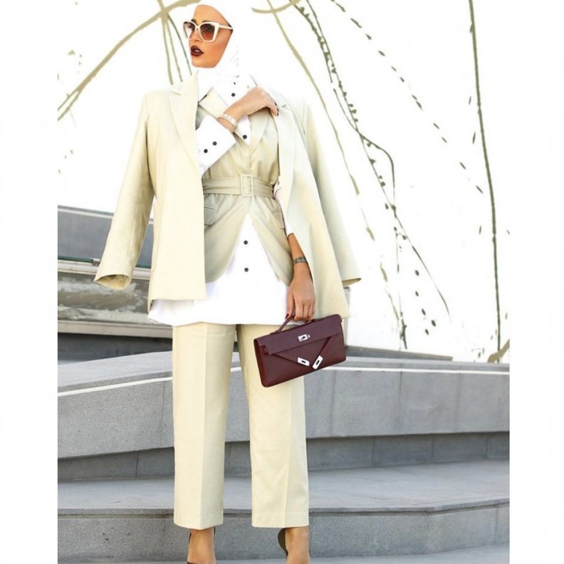 اطلالة أنيقة باللونين البيج والابيض اعتمدتها مرمر