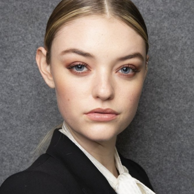  رسمات مكياج ناعمة وبرونزية براقة من Elisabetta Franchi