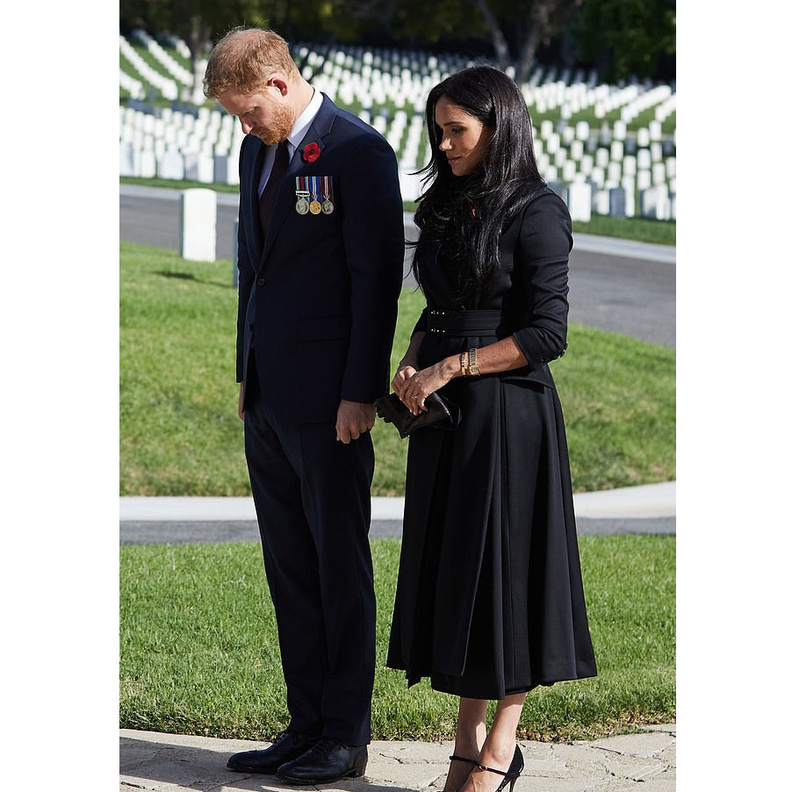 اطلالة ميغان ماركل بمعطف أسود طويل بأسلوب الفستان من توقيع دار Brandon Maxwell