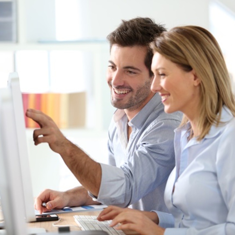 ما هي علامات اعجاب الرجل بزميلته في العمل