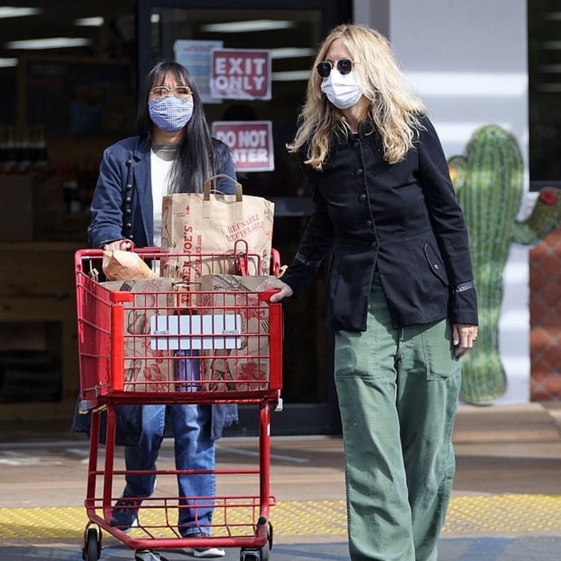 ميج رايان بجولة تسوق ممتعة مع ابنتها في لوس أنجلوس