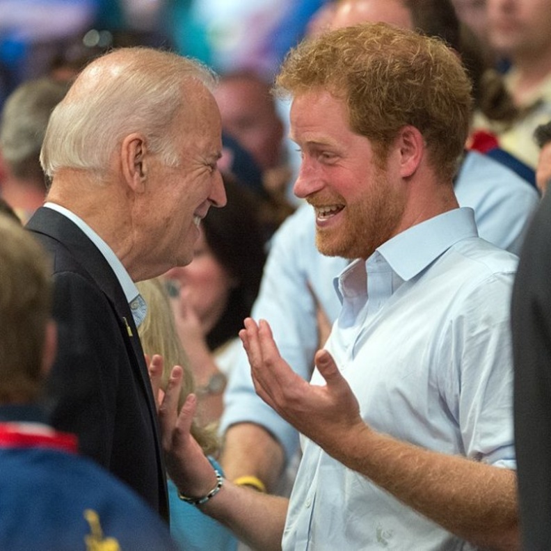 كيف بدأت علاقة الصداقة بين الأمير هاري وجو بايدن وزوجته؟