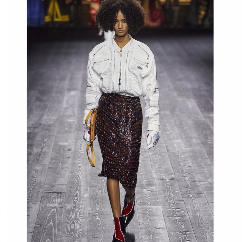  طرق تنسيق التنانير المزينة بالترتر لساعات النهار من دار Louis Vuitton