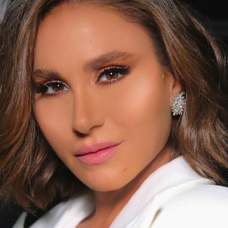 اطلالات نجمات مسلسل الهيبة مع المكياج البرونزي بأسلوب ديما قندلفت