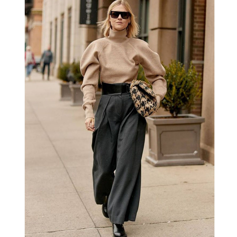  تنسيقات مميزة ومبتكرة في بلايز الياقة العالية موضة هذا الشتاء