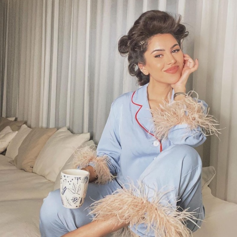 اطلالة جذابة بازياء جلد انيقة