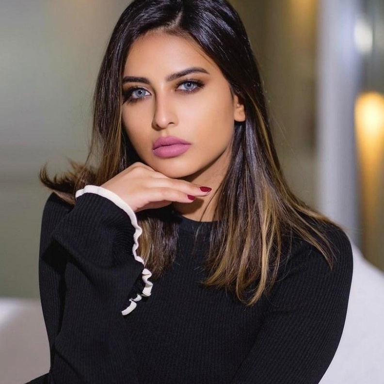  تسريحات شعر طبيعية للبنات مستوحاة من اطلالات لما العقيل