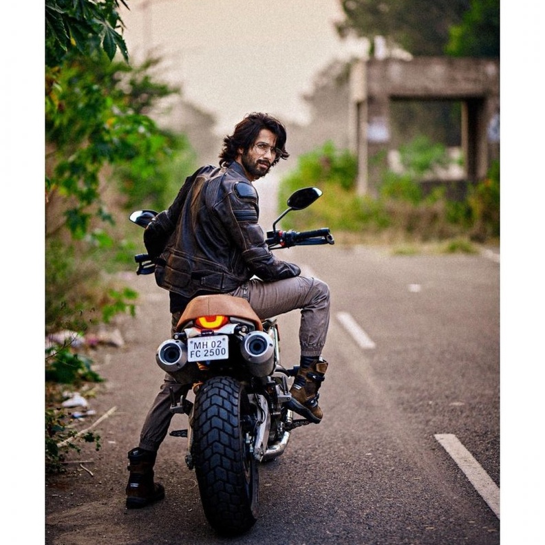 أحدث ظهور لشاهيد كابور في نزهة بالدراجة النارية