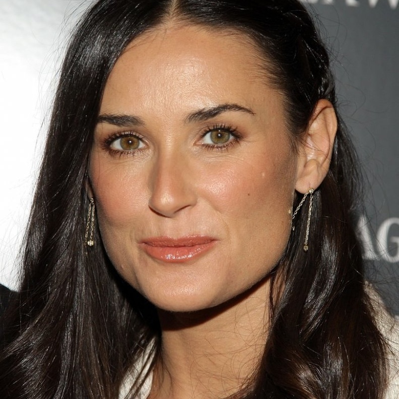 الشعر الويفي مع المكياج الناعم الأنثوي