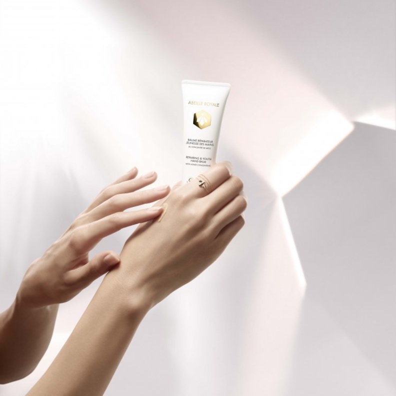  ABEILLE ROYALE طقوس العناية باليدين من Guerlain