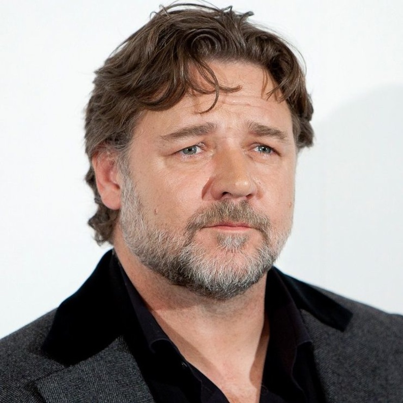 راسل كرو يعيش قصة حب