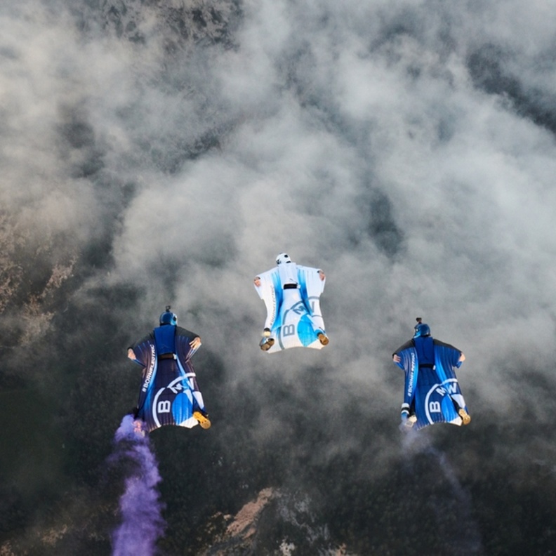 بدعم من BMW i أول رحلة بالبدلة المجنحة الكهربائية