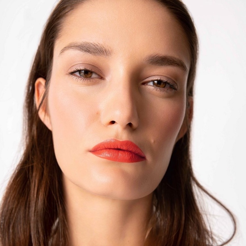 أنوثة تفوق الخيال مع Sisley