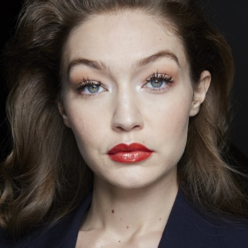  خطوات تكبير العينين بالماسكارا السوداء الكثيفة والمفرغة من Lanvin