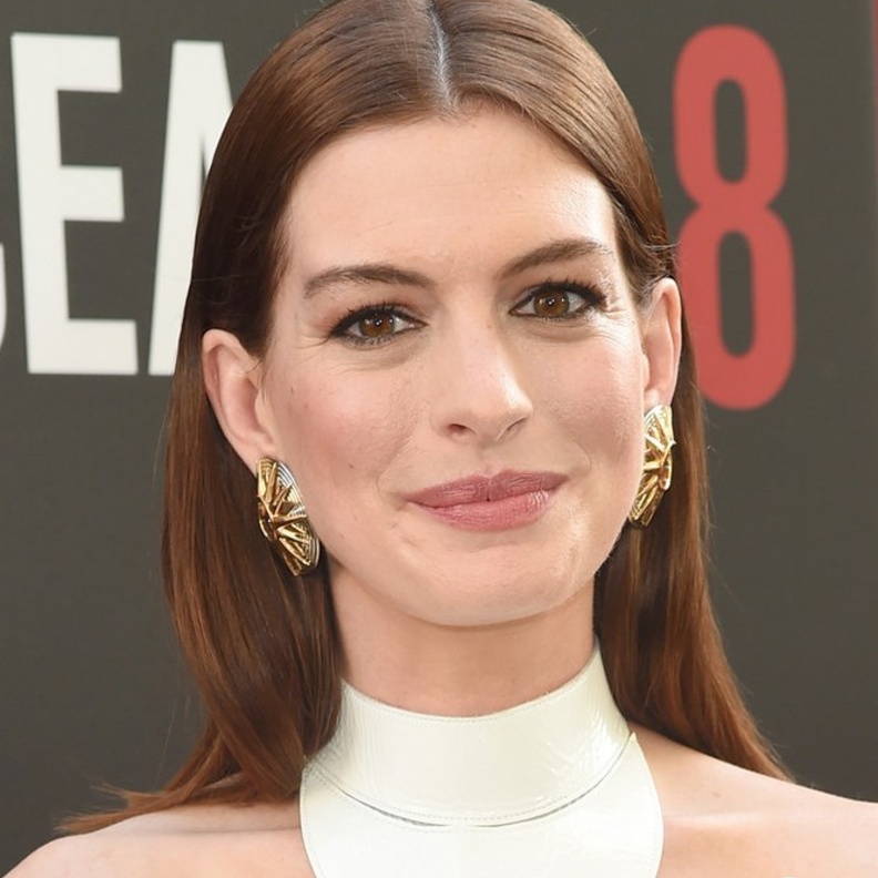 آن هاثاواي بأقراط من كارتييه Cartier