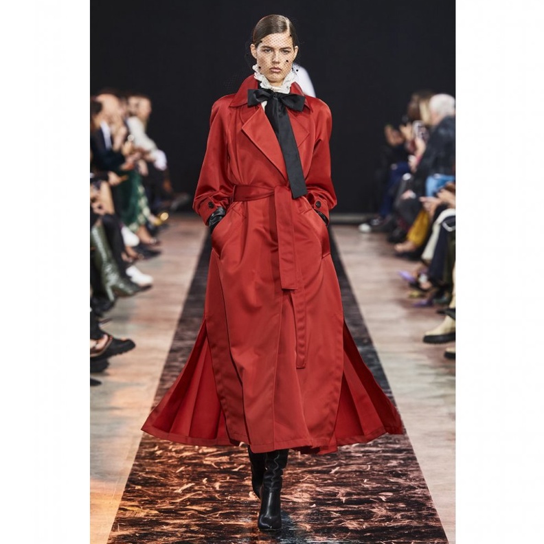  موديلات المعاطف الحمراء الواسعة والحيوية من دار Elie Saab