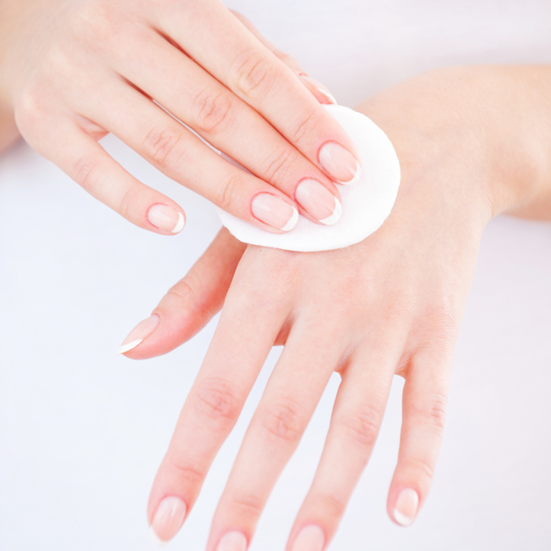 طريقة ازالة طلاء الاظافر باستخدام معجون الاسنان وبيكربونات الصوديوم