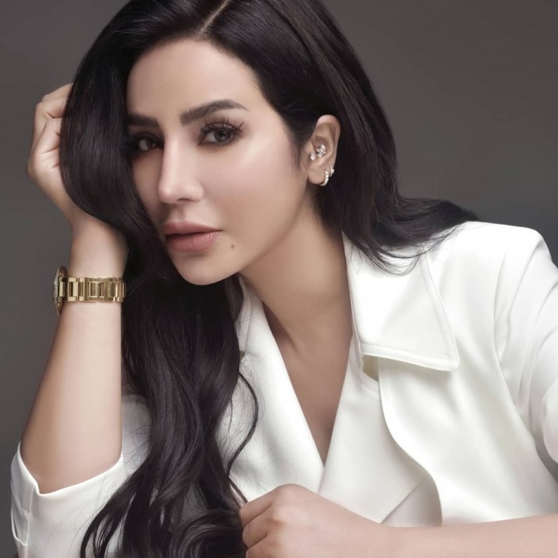 تسريحات الشعر الاسود والويفي على طريقة لجين عمران