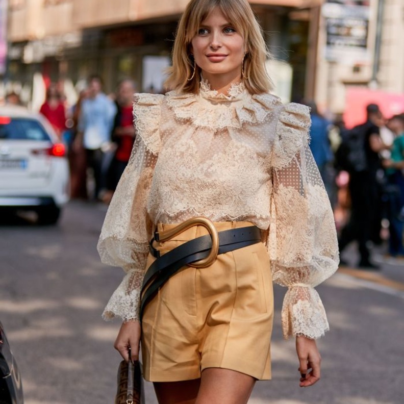  تنسيقات عصرية في الشورت مع القميص الكشكش