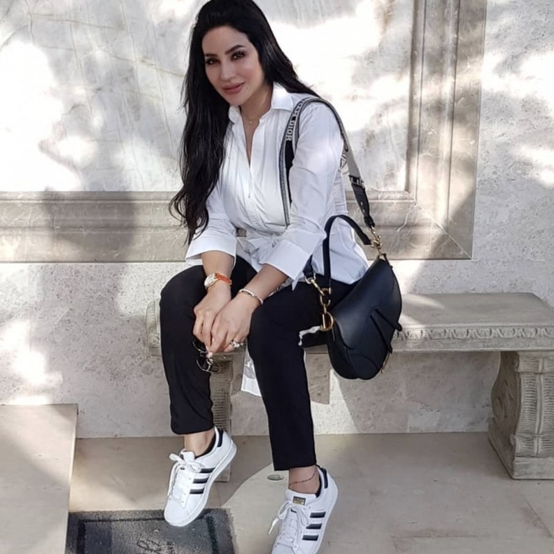 اعتمدت لجين عمران القميص الأبيض بأسلوب شبابي