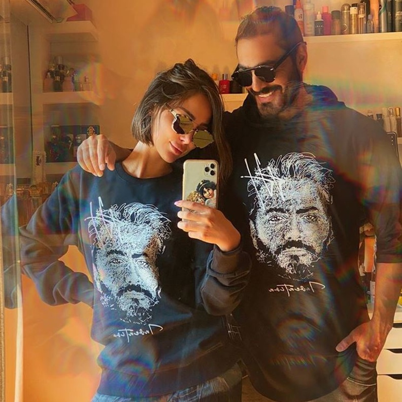 في آخر صورة لهما أطلّا سوياً بنفس السويت شيرت التي تحمل صورة حسني