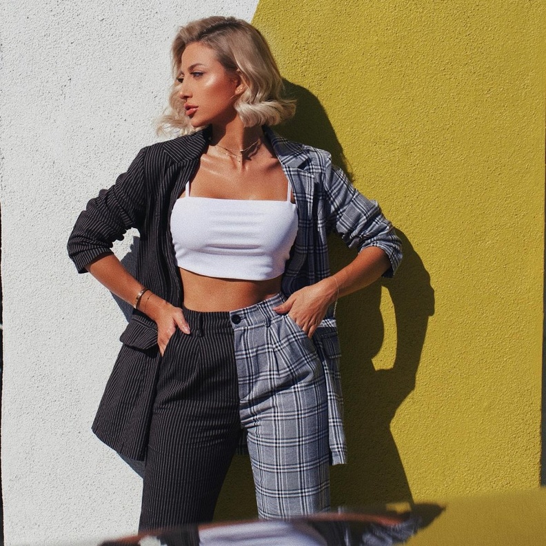 تجرأي على إختيار البدلة المزيّنة بنقشتين مختلفتين للوك عصريّ ومختلف