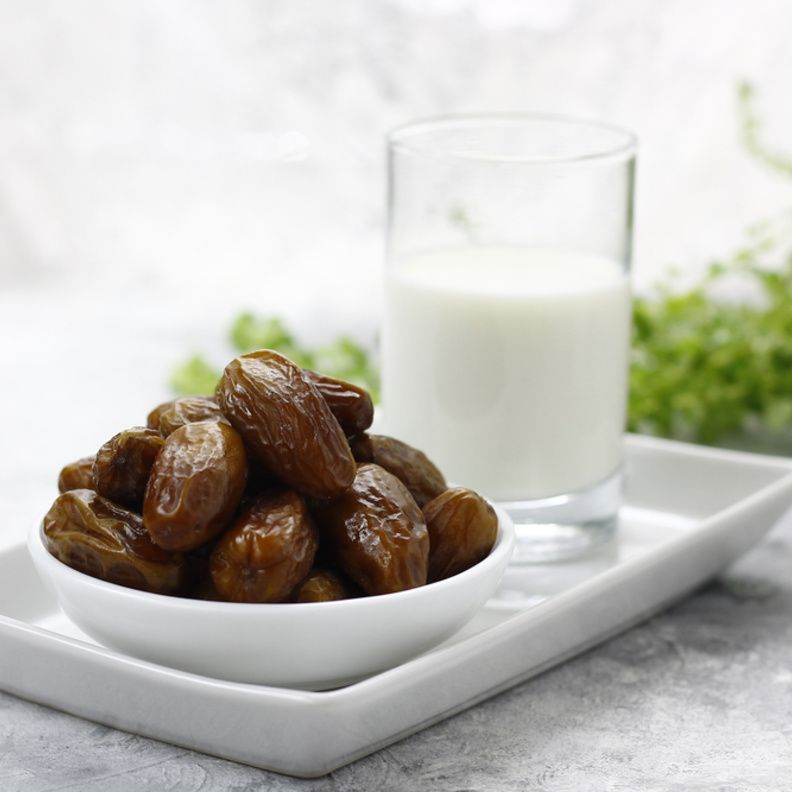 كم عدد السعرات الحرارية في مشروب التمر باللبن