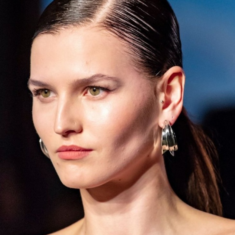  تسريحات شعر ذيل الحصان المنخفض والمبلل من Brandon Maxwell