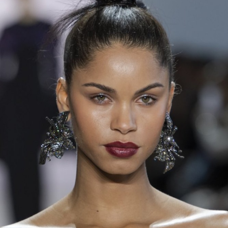 الوان احمر شفاه للسمر بتدرجات مخملية من دار Badgley Mischka