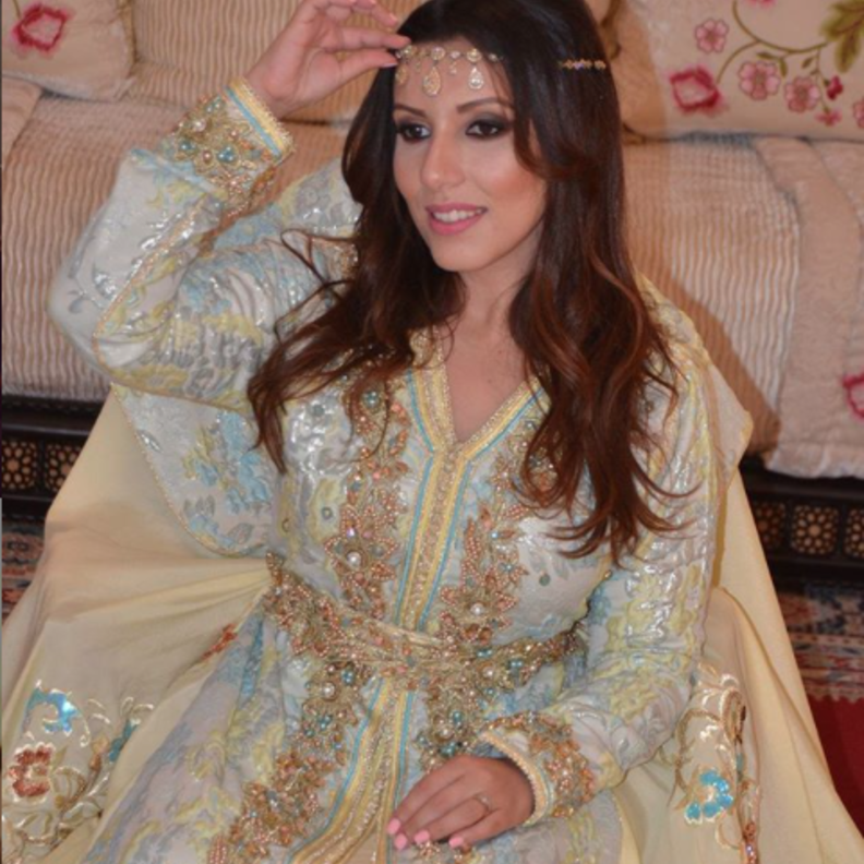 ألوان باستيلية ناعمة وجذابة باطلالة سحر الصديقي بالقفطان المغربي