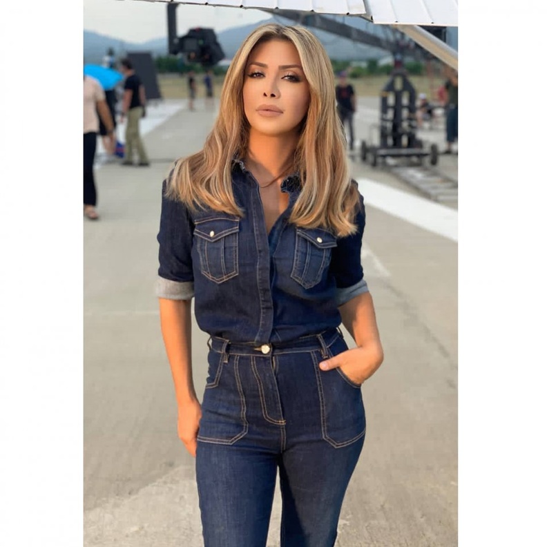 طرق تنسيق البنطلون الجينز مع القميص الملفتة بأسلوب نوال الزغبي