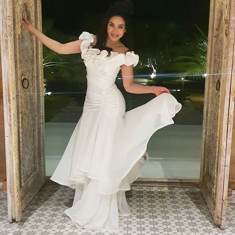 لجين عمران بإطلالة بيضاء رومانسية