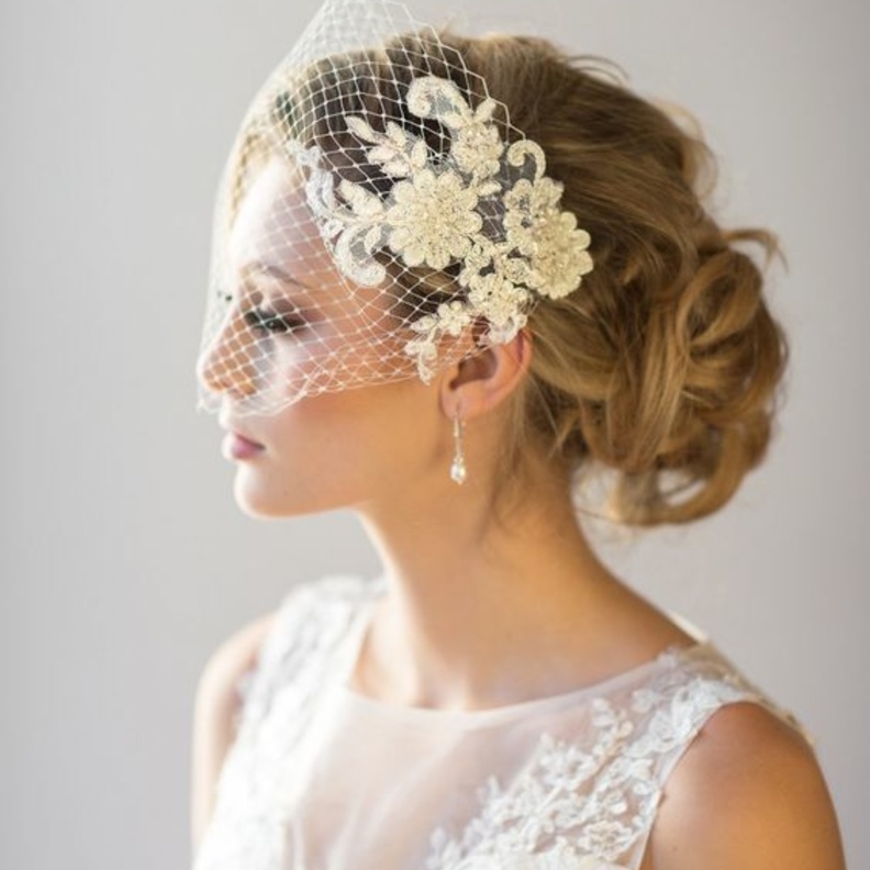 موديلات طرح الزفاف الشبكية مع اكسسوارات شعر جانبية