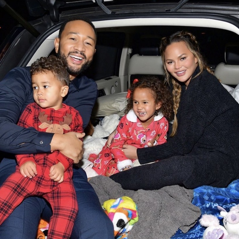 جون ليجند يستمتع برفقة عائلته في العرض الأول لفيلم Jingle Jangle في السيارة