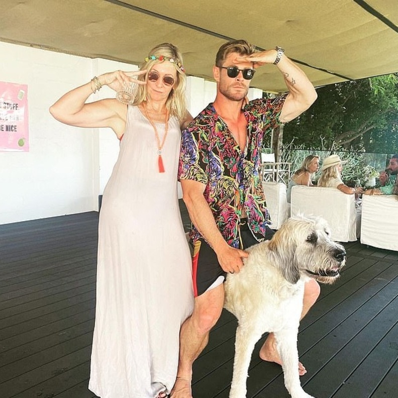 كريس هيمسورث و أمه