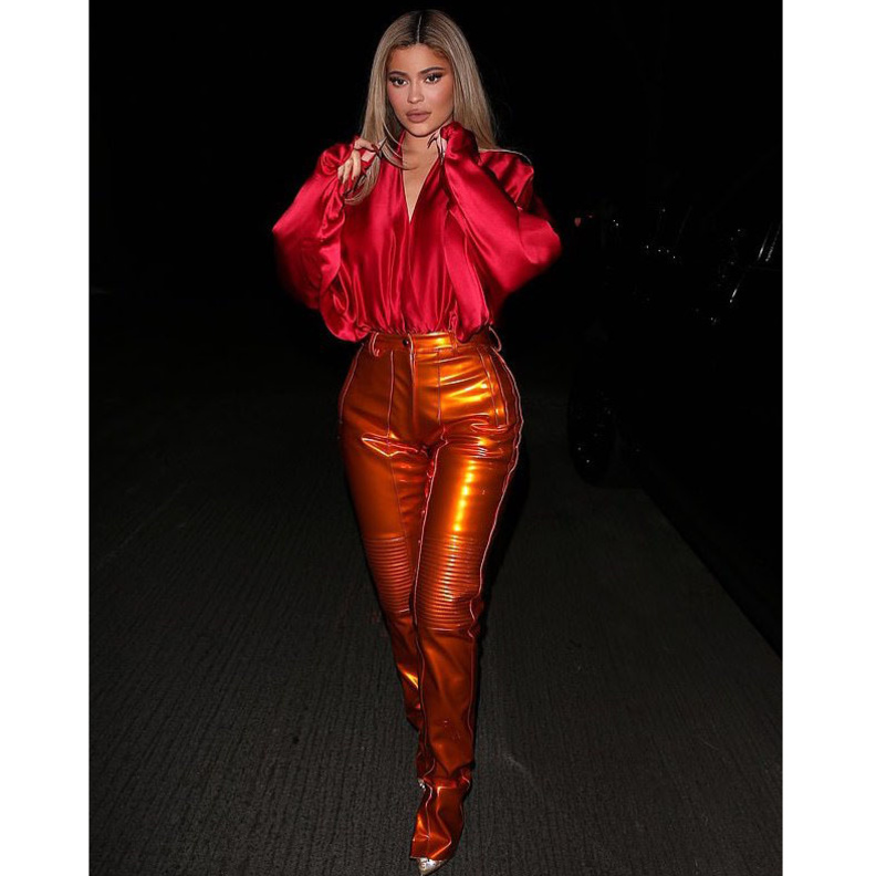 احدث اطلالات كايلي جينر في بنطلون من الجلد باللون العسلي