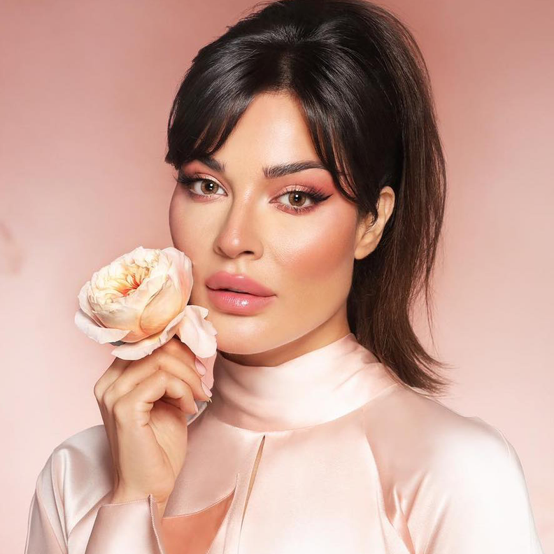 تسريحات شعر للعروس مع ذيل الحصان من وحي اطلالات نادين نجيم