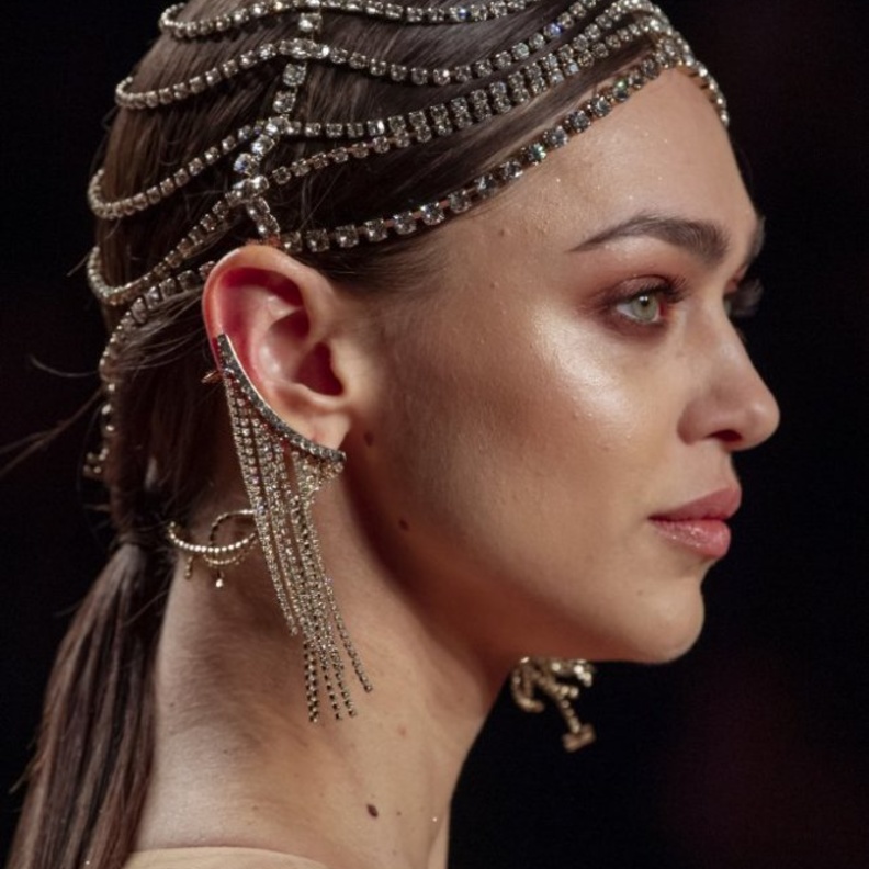 اكسسوارات شعر براقة مع القبعات الكريستالية بأسلوب Elisabetta Franchi