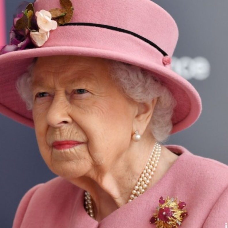 إذاعة فرنسية تعتذر بعد إعلانها وفاة ملكة بريطانيا ونشرها نعي لها