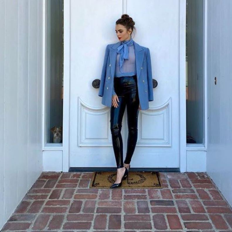 تألقت بالقميص الأزرق المعقود عند الياقة مع البليزر الأزرق وسروال جلد ضيق