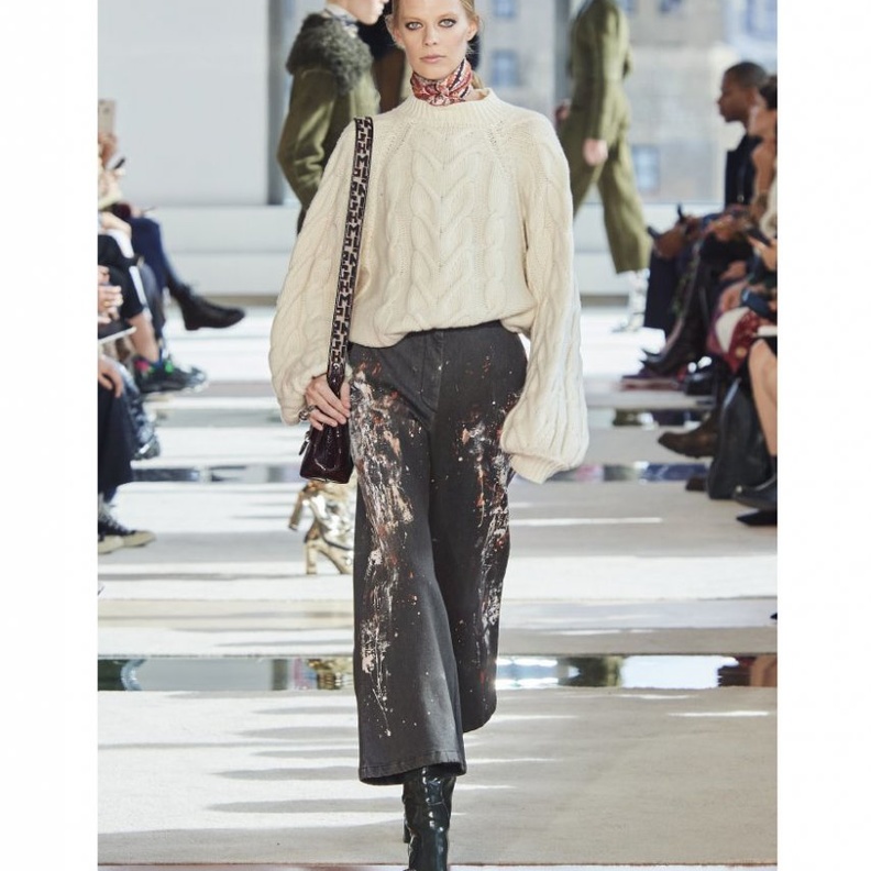 تنسيق الكنزات الصوفية الفضفاضة باطلالات كاجوال من Longchamp