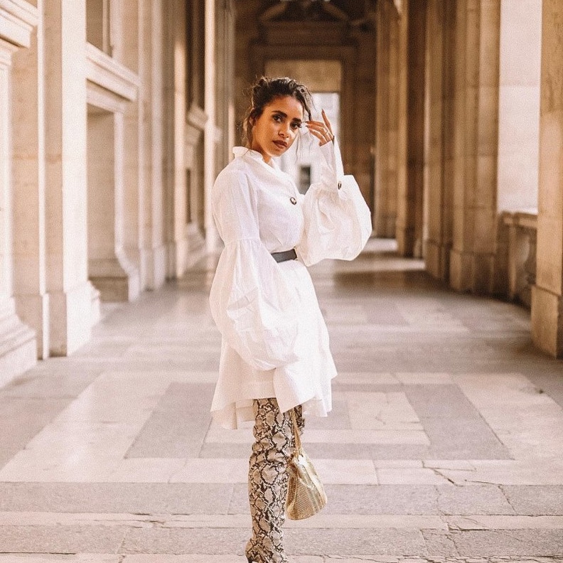  الفستان الأبيض العصريّ وأكملي اللوك بأناقة مع الجزمة ذات الساق العالية