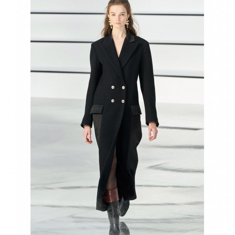 معطف أسود طويل منChanel