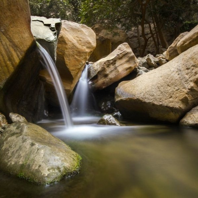 شلالات المياه تضفي رونقا خاصا في وادي لجب "الصورة من وكالة الأنباء السعودية"