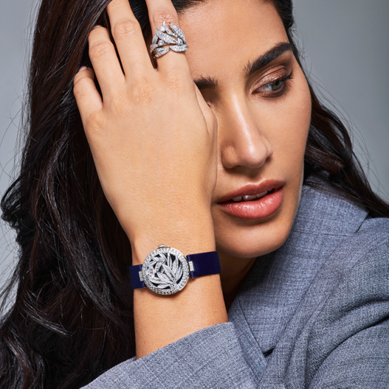 ساعة وخاتم "لوريير" Laurier من الذهب الأبيض المرصع بالألماس. من مجوهرات "شوميه" Chaumet. سترة من "كريستسنا فيدلسكايا" Kirstina Fidelskaya