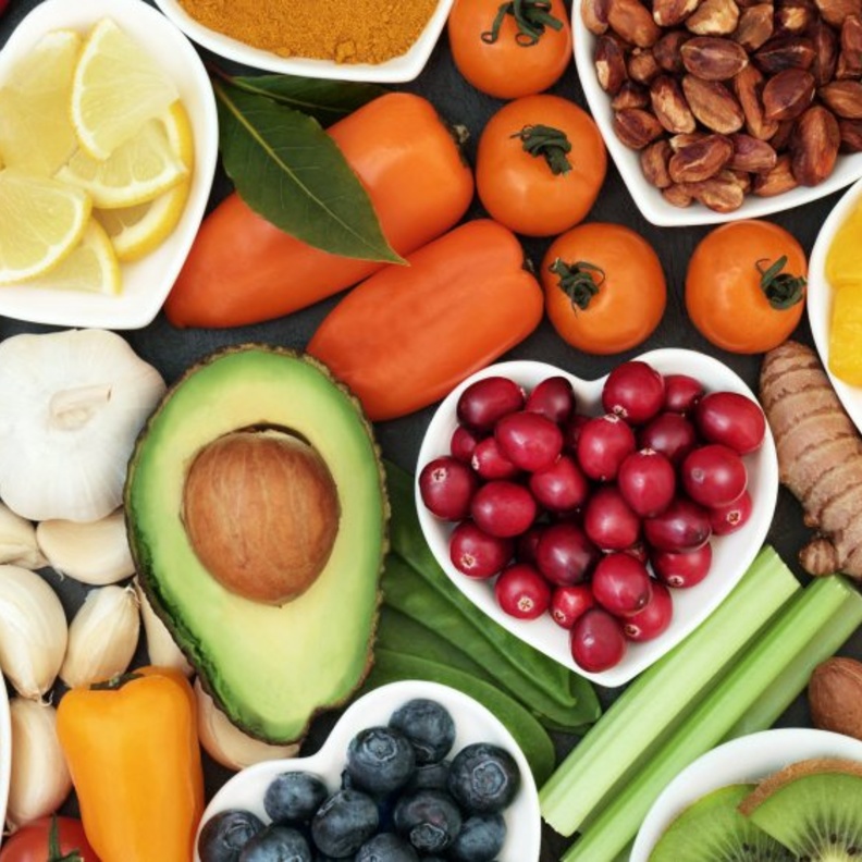  أكثري من تناول الاطعمة الغنية بالخضار والفاكهة